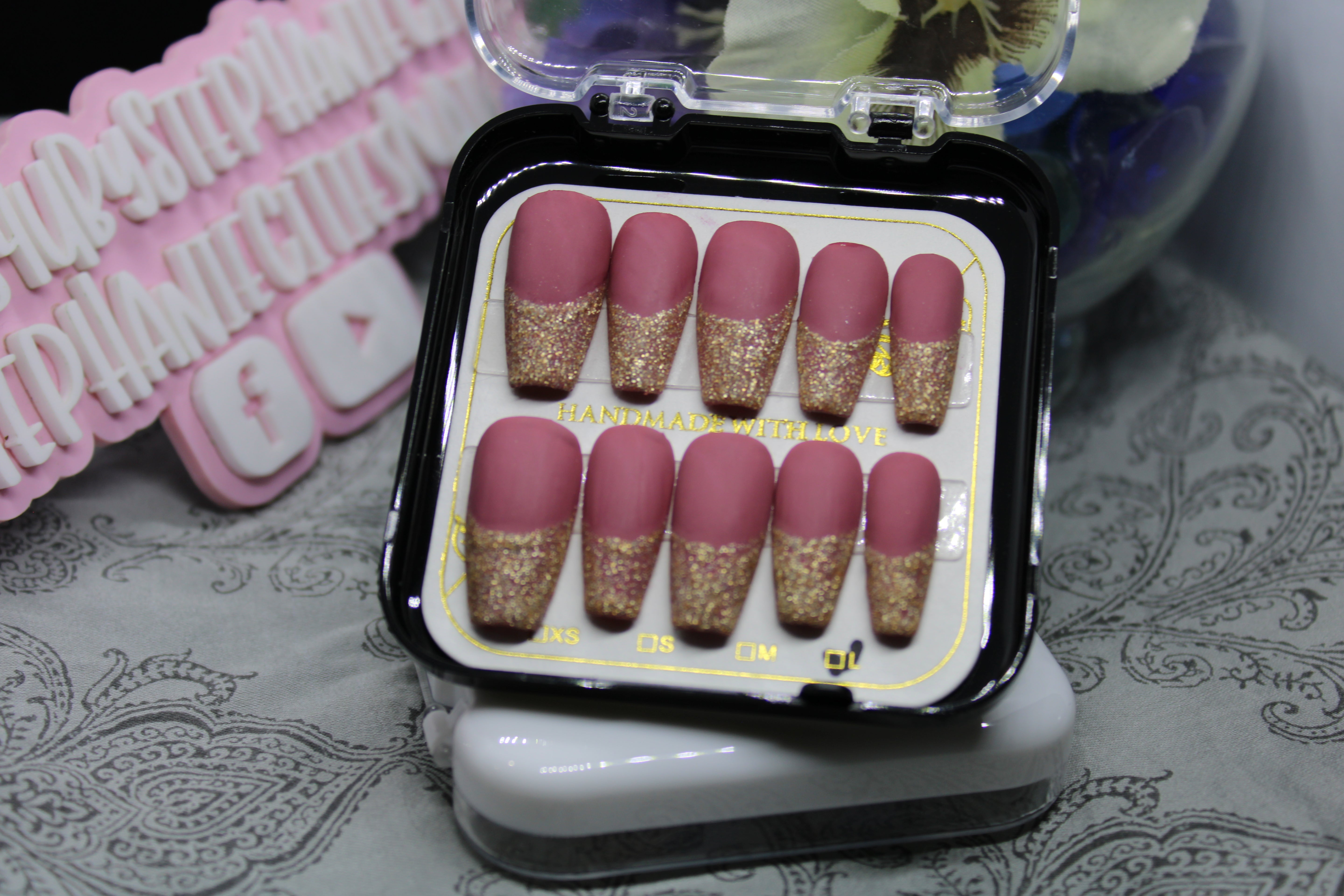 Indulge in luxury with our Golden French Rose Press-on Nails. These simple yet sophisticated nails will elevate your style to new heights. Showcasing elegance and taste, they are the perfect addition to any outfit. 