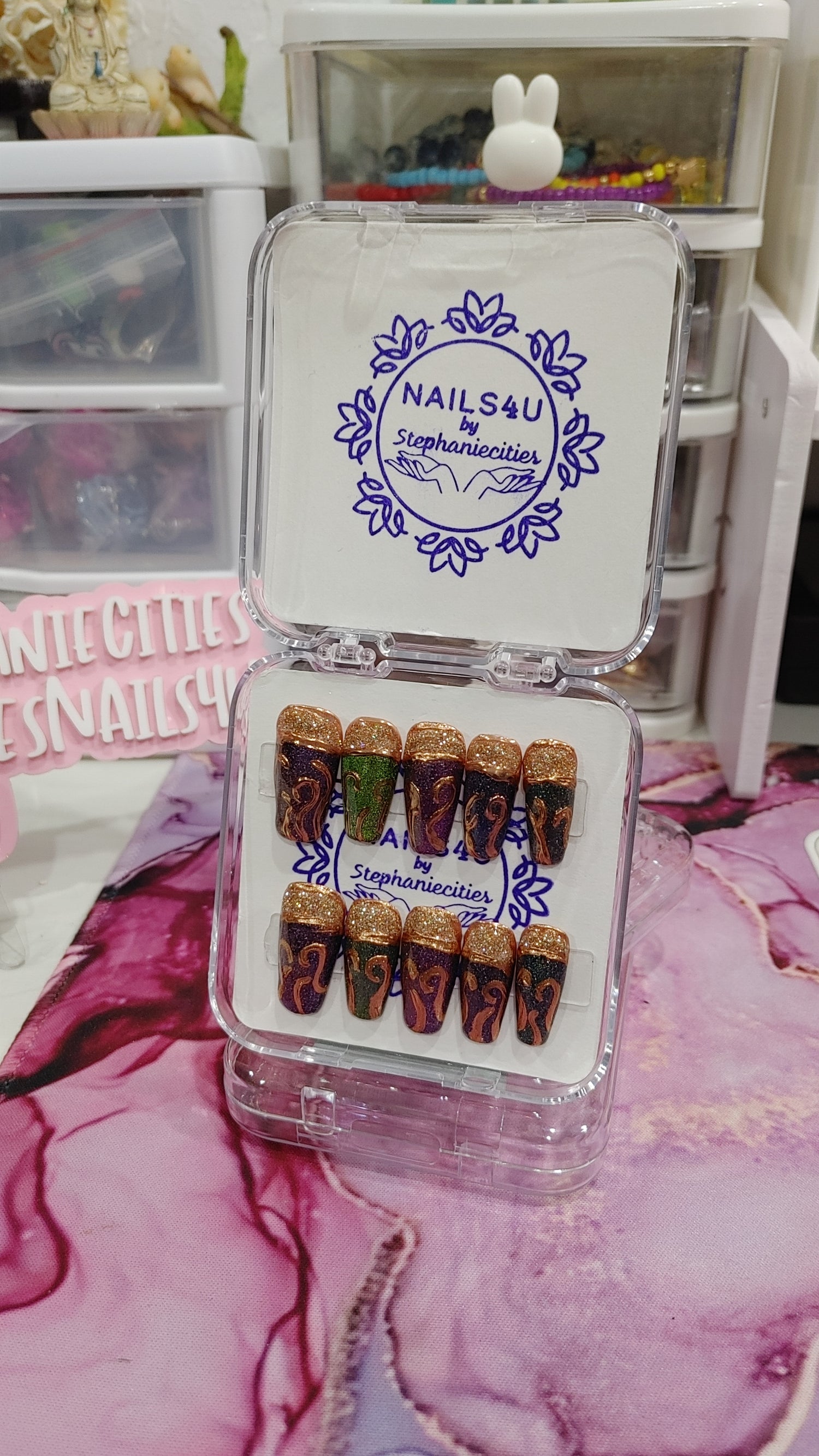 his is a in-house, handmade, lovely, cat eye set of press-on nails. 