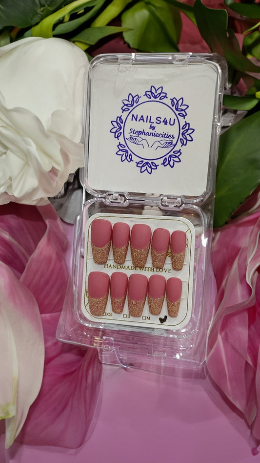 Indulge in luxury with our Golden French Rose Press-on Nails. These simple yet sophisticated nails will elevate your style to new heights. Showcasing elegance and taste, they are the perfect addition to any outfit.